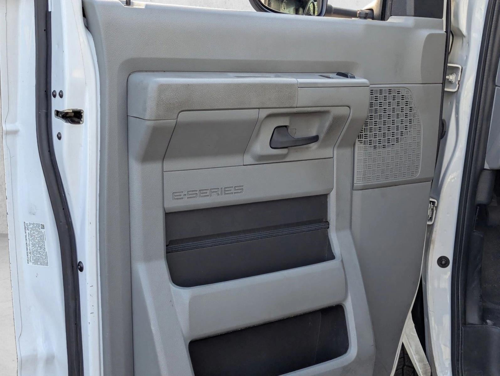 2022 Ford E-Series Cutaway Base