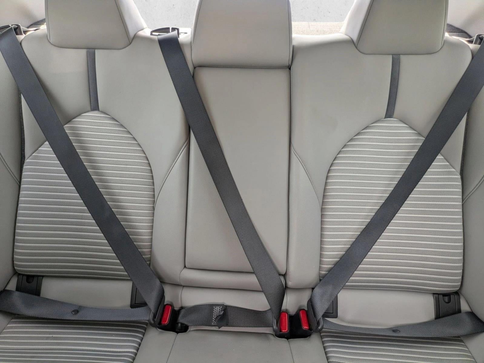 2022 Toyota Camry SE Auto (SE)