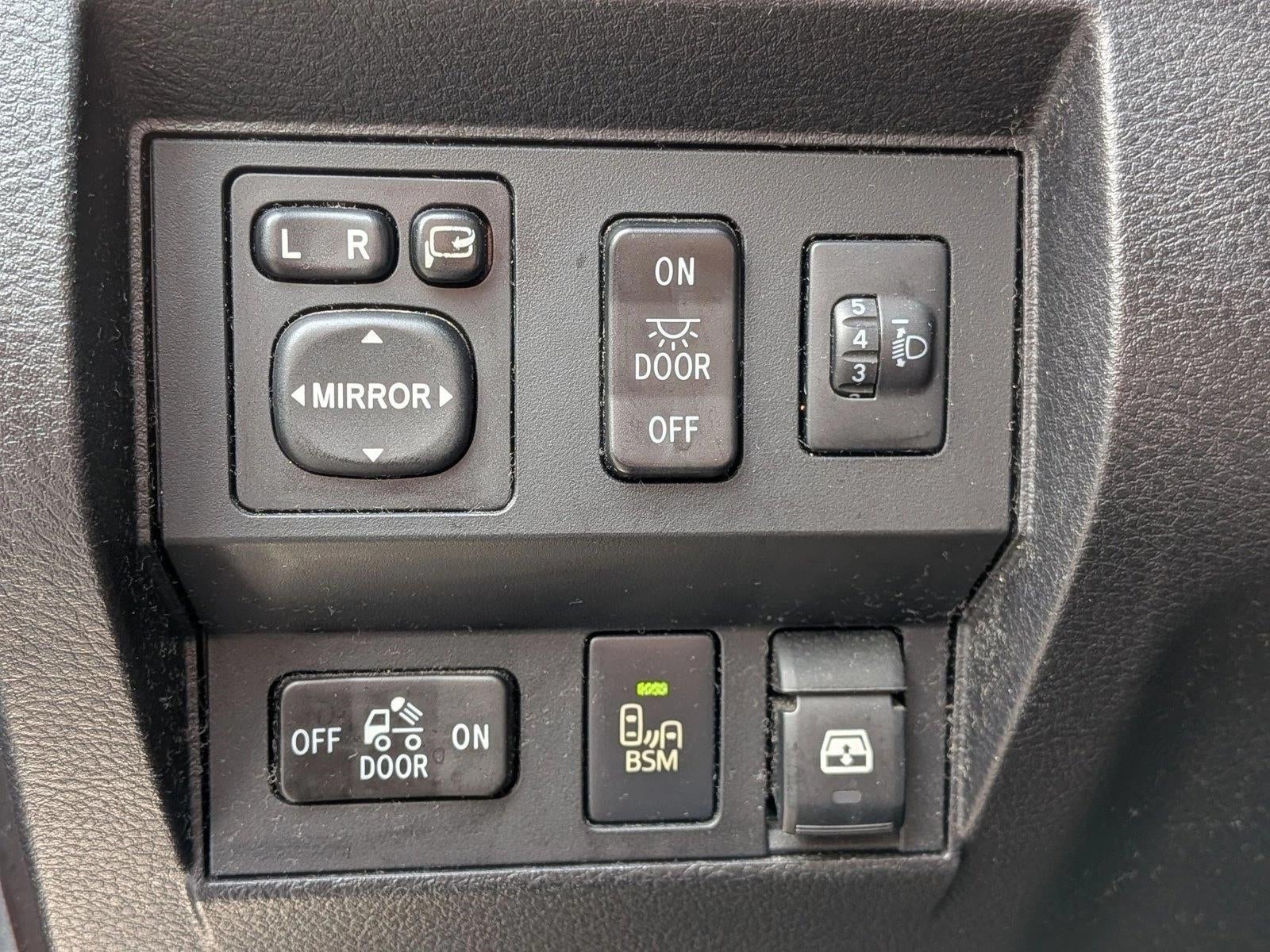 2014 Toyota Tundra 4WD Truck 4WD CrewMax Short Bed 5.7L FFV Platinum (Natl)