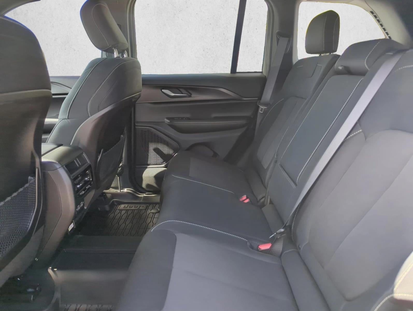 2025 Jeep Grand Cherokee Laredo 4x2