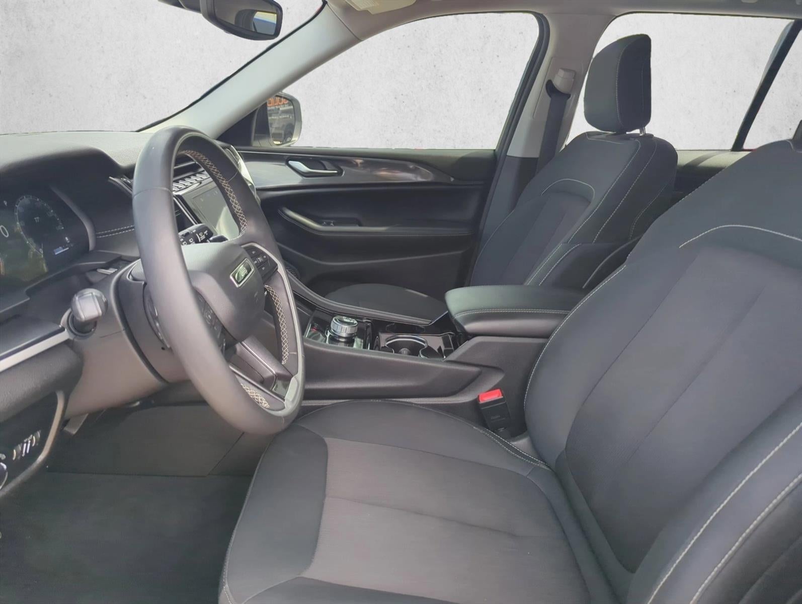 2023 Jeep Grand Cherokee Laredo 4x2