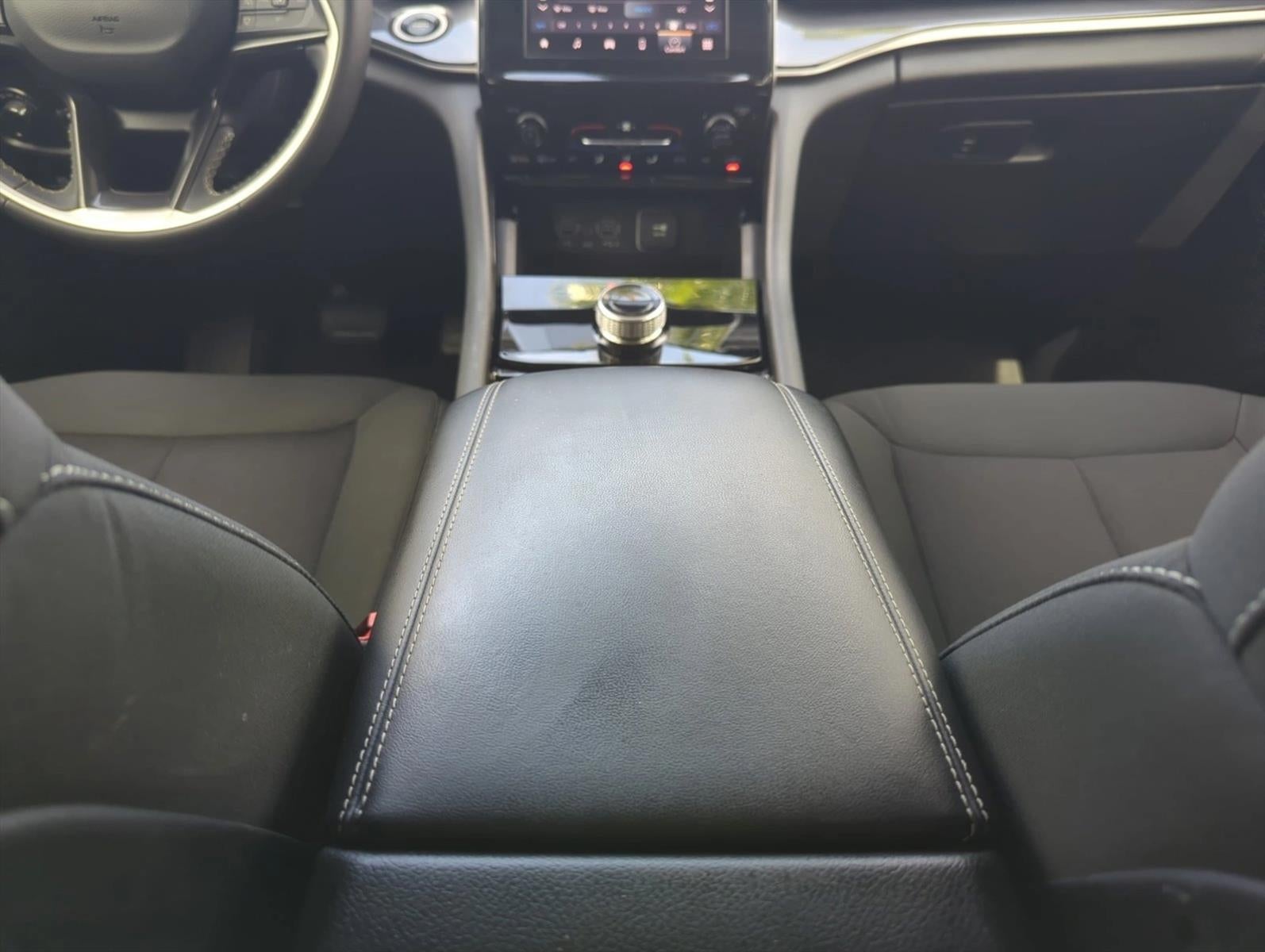 2023 Jeep Grand Cherokee Laredo 4x2