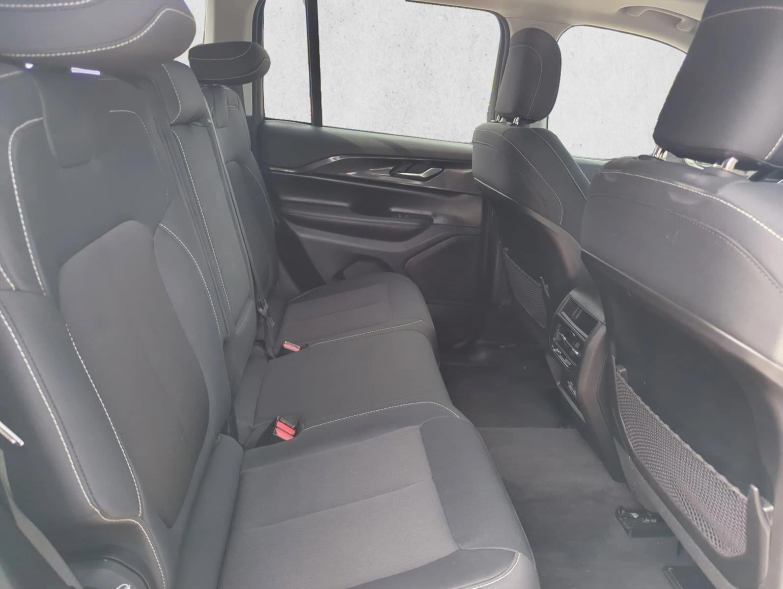 2023 Jeep Grand Cherokee Laredo 4x2