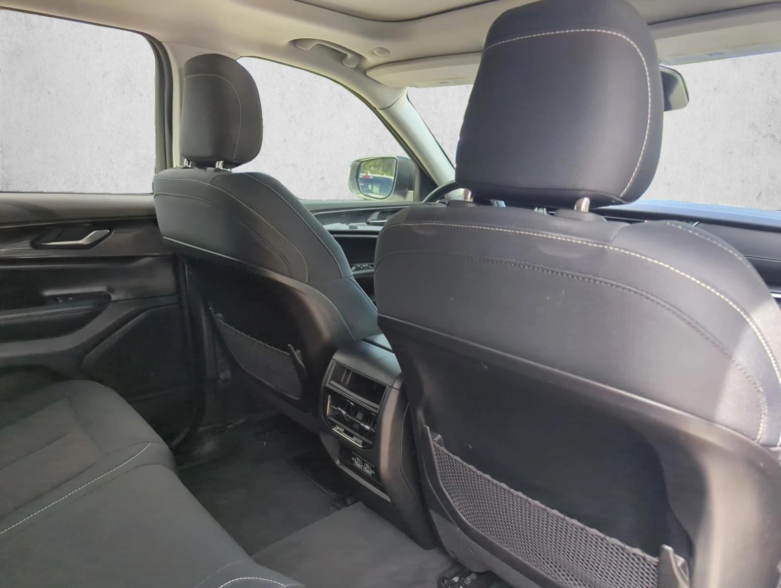2023 Jeep Grand Cherokee Laredo 4x2