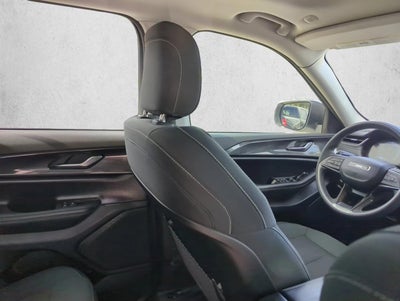 2023 Jeep Grand Cherokee Laredo 4x2