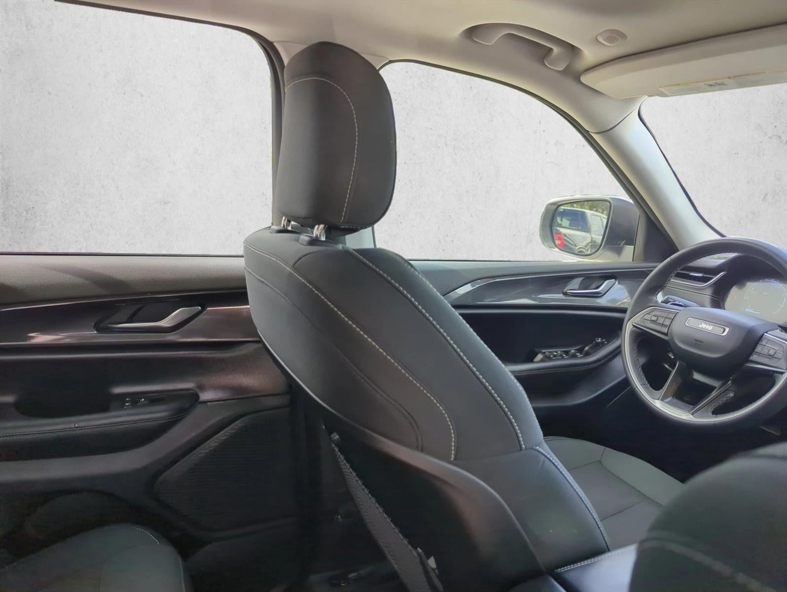 2023 Jeep Grand Cherokee Laredo 4x2
