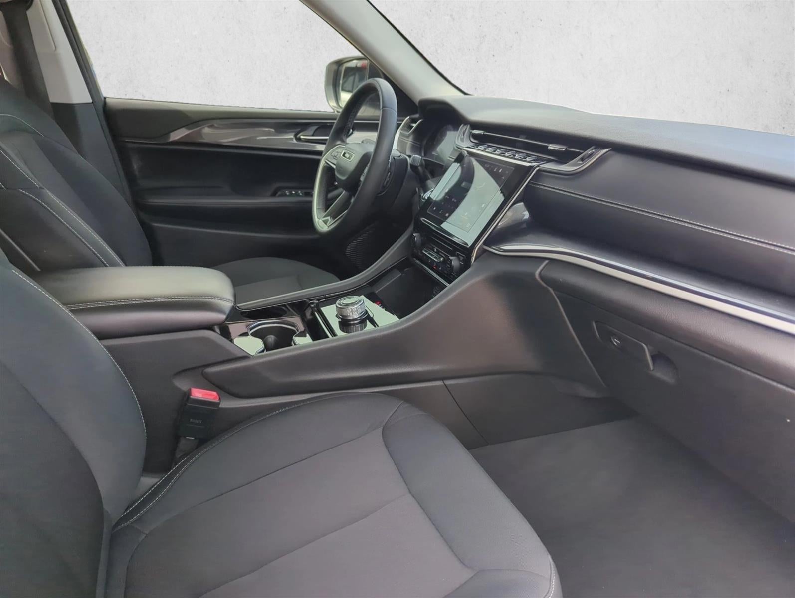 2023 Jeep Grand Cherokee Laredo 4x2