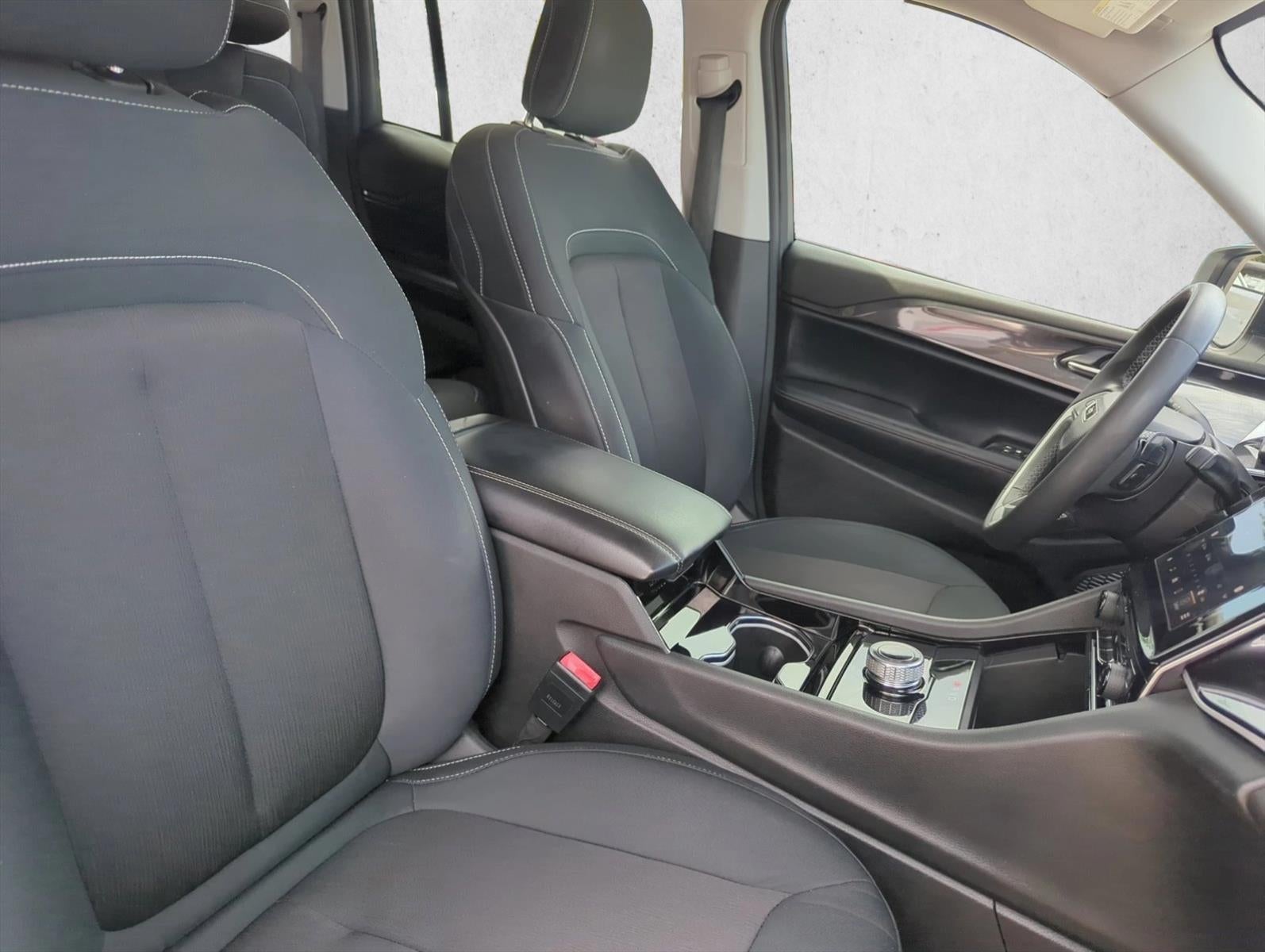 2023 Jeep Grand Cherokee Laredo 4x2