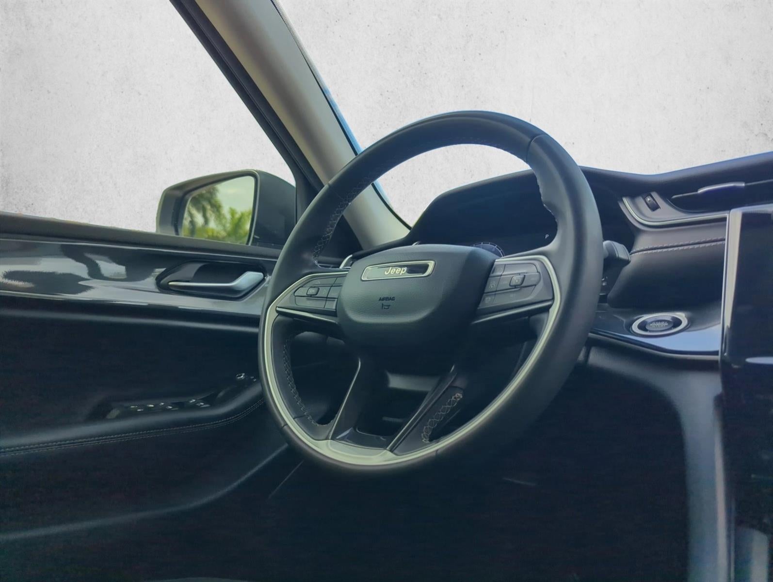 2023 Jeep Grand Cherokee Laredo 4x2