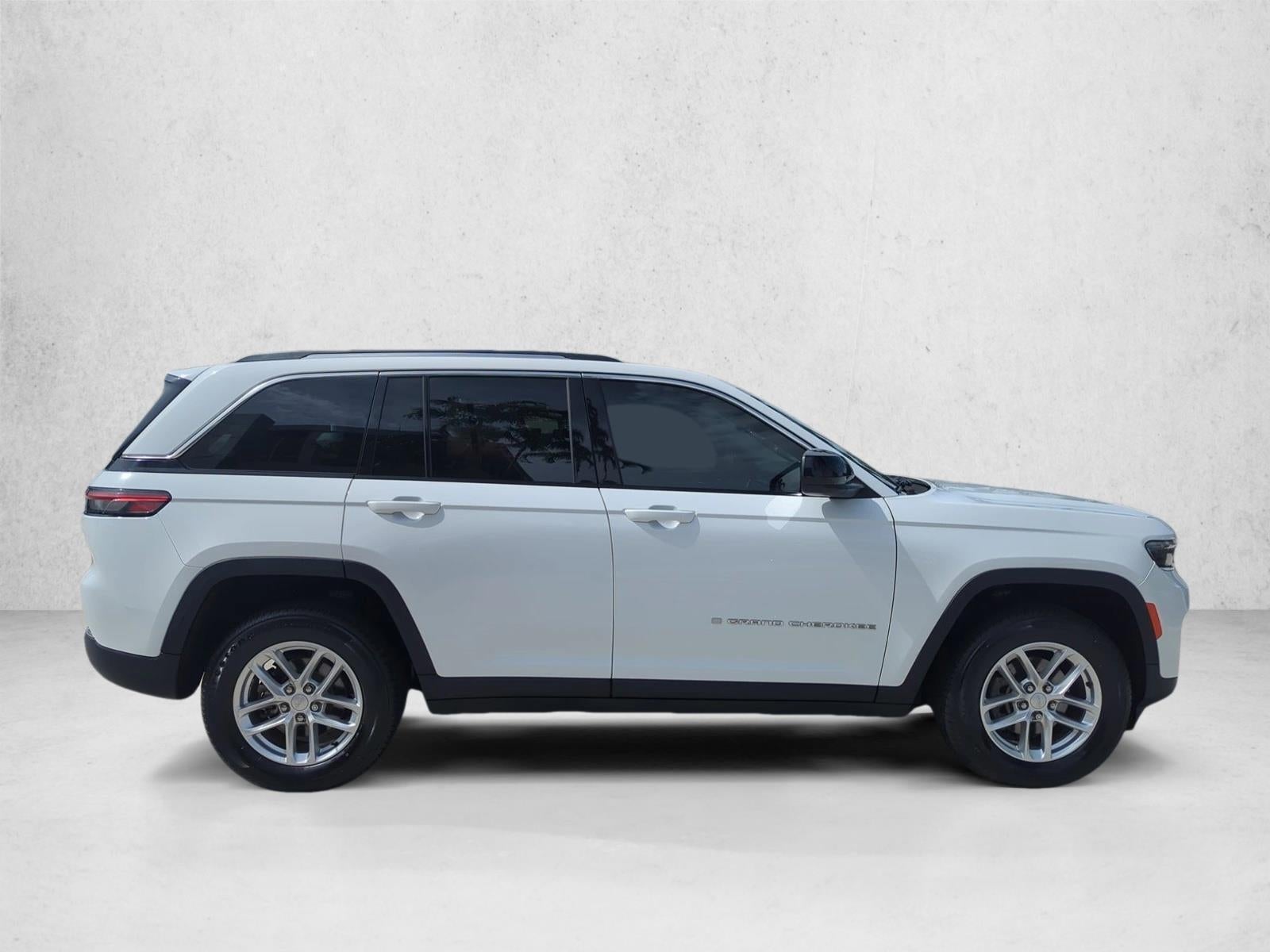 2023 Jeep Grand Cherokee Laredo 4x2