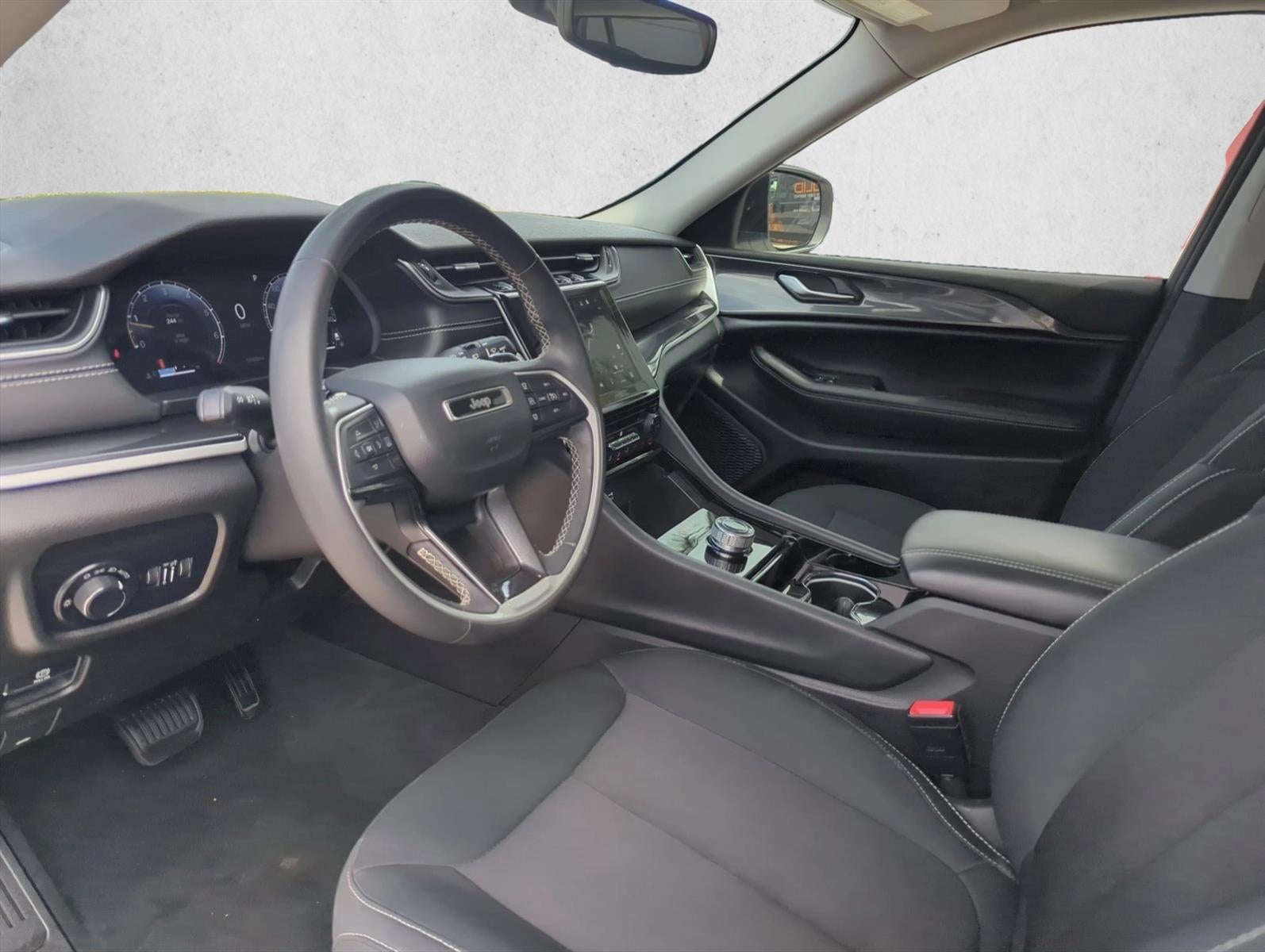 2023 Jeep Grand Cherokee Laredo 4x2