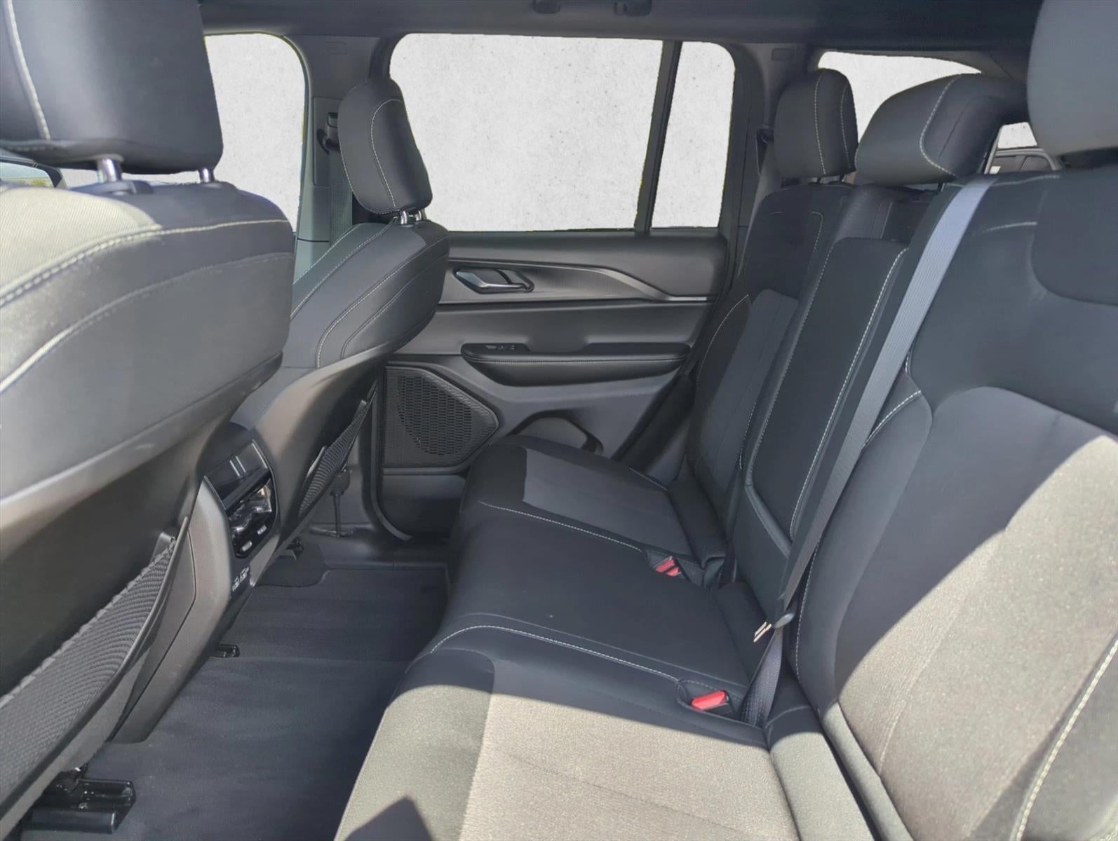 2025 Jeep Grand Cherokee Laredo 4x2
