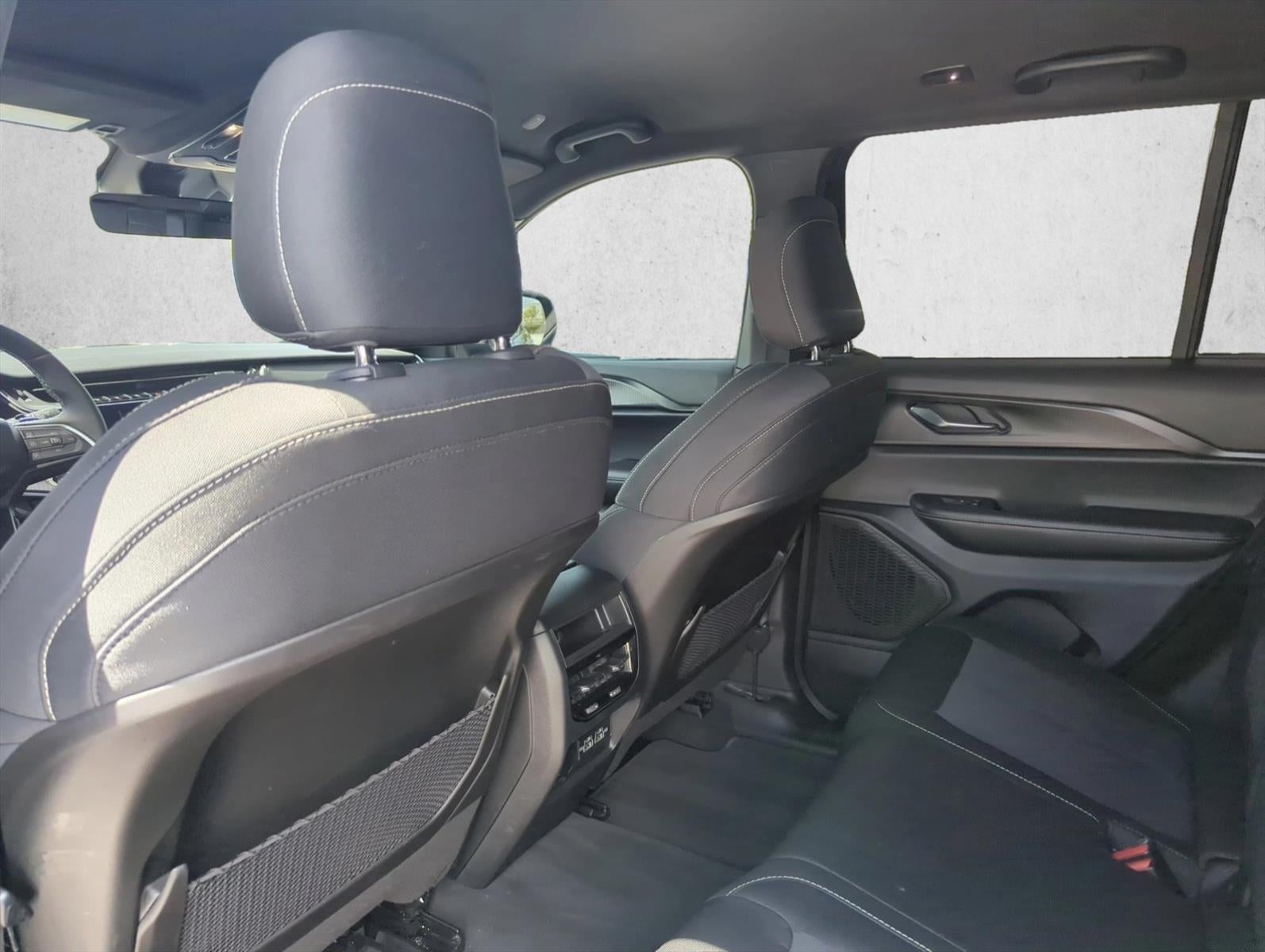 2025 Jeep Grand Cherokee Laredo 4x2
