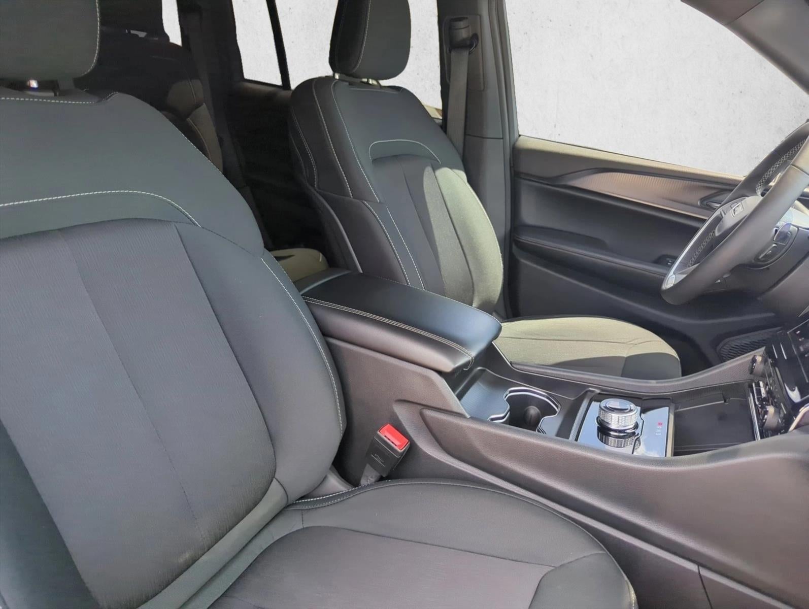 2025 Jeep Grand Cherokee Laredo 4x2