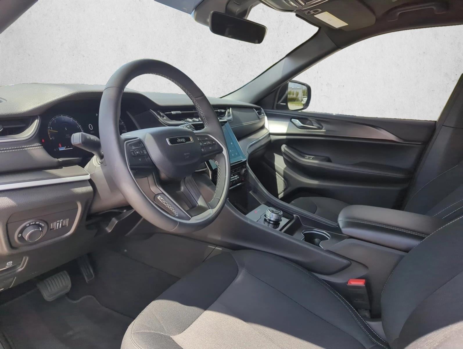 2025 Jeep Grand Cherokee Laredo 4x2