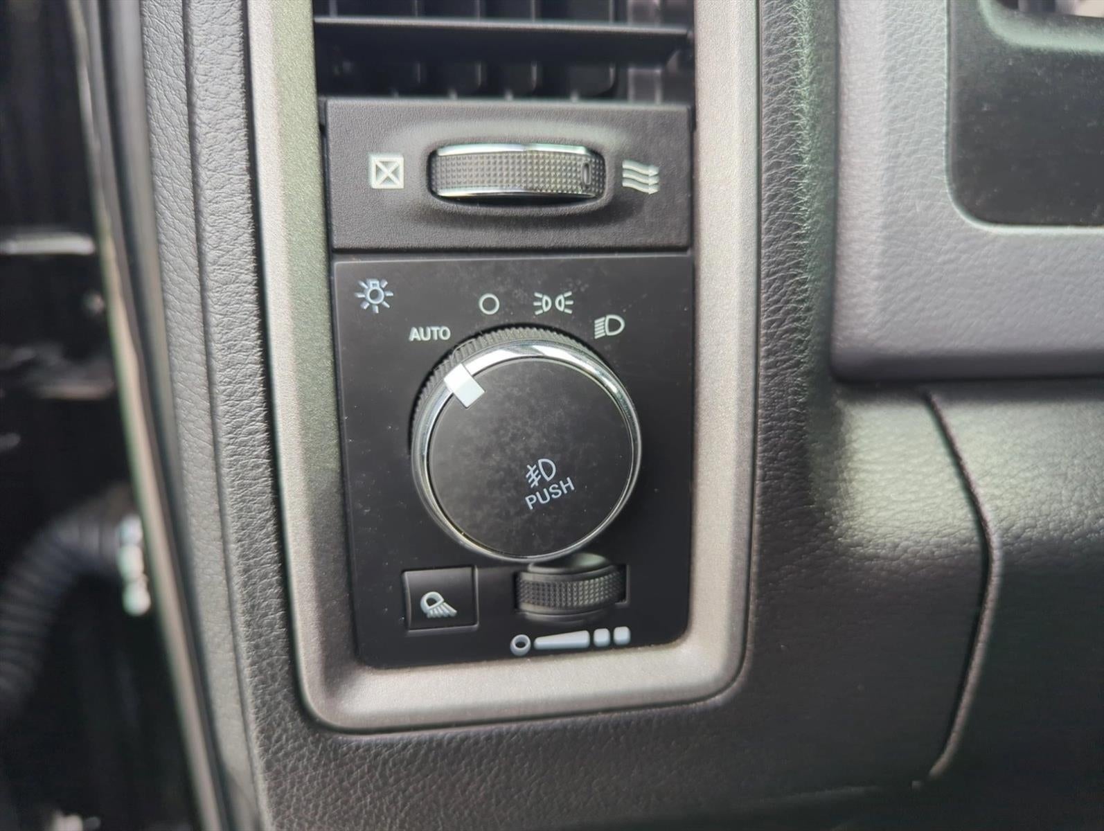 2018 RAM 1500 Express 4x2 Crew Cab 5'7" Box