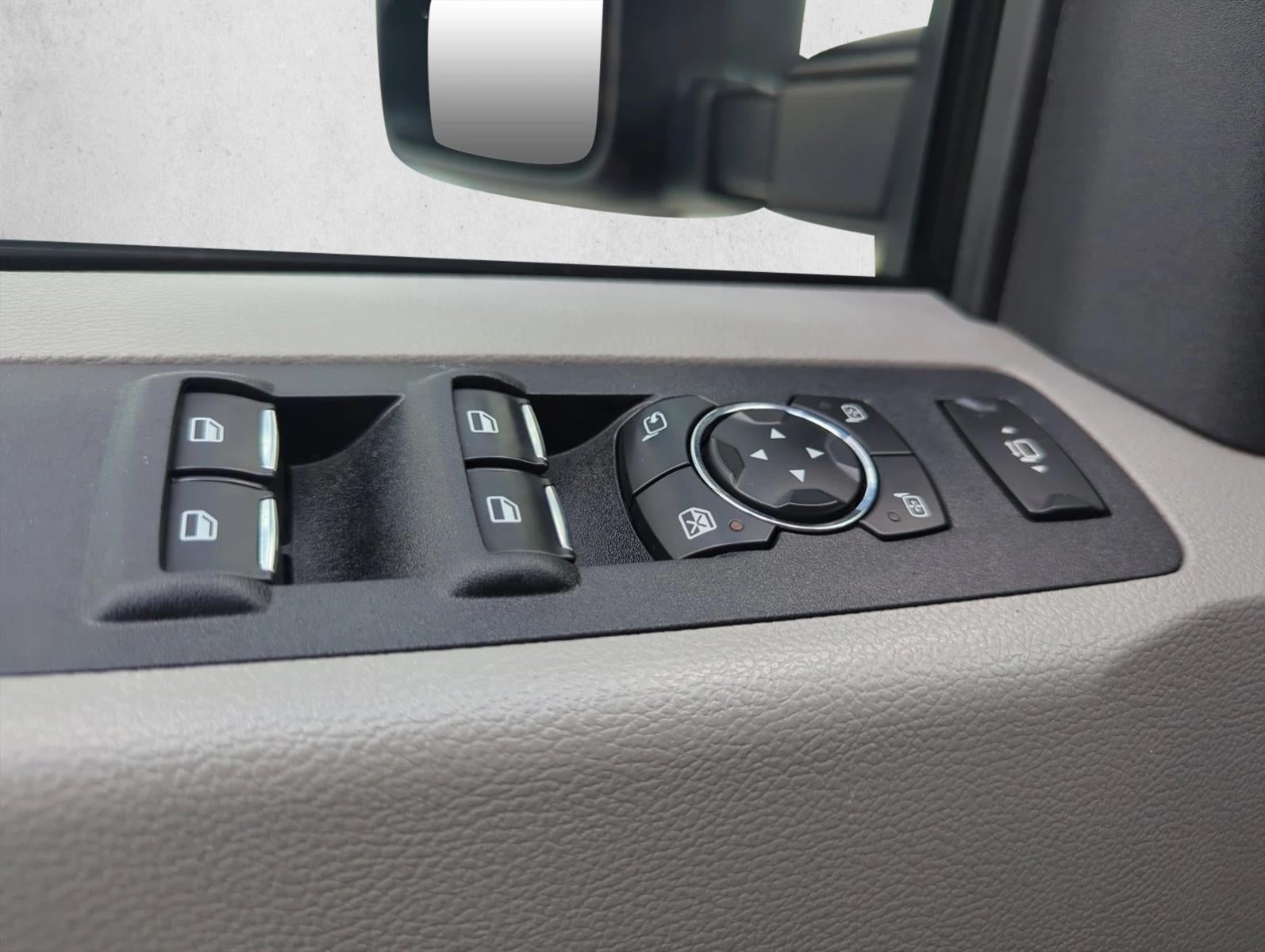 2017 Ford Super Duty F-250 SRW XLT 4WD Crew Cab 6.75' Box