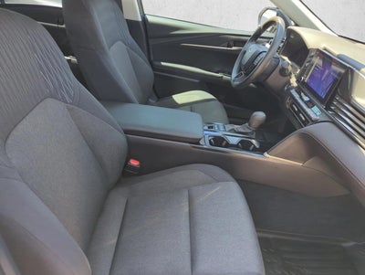 2025 Toyota Camry LE (SE)