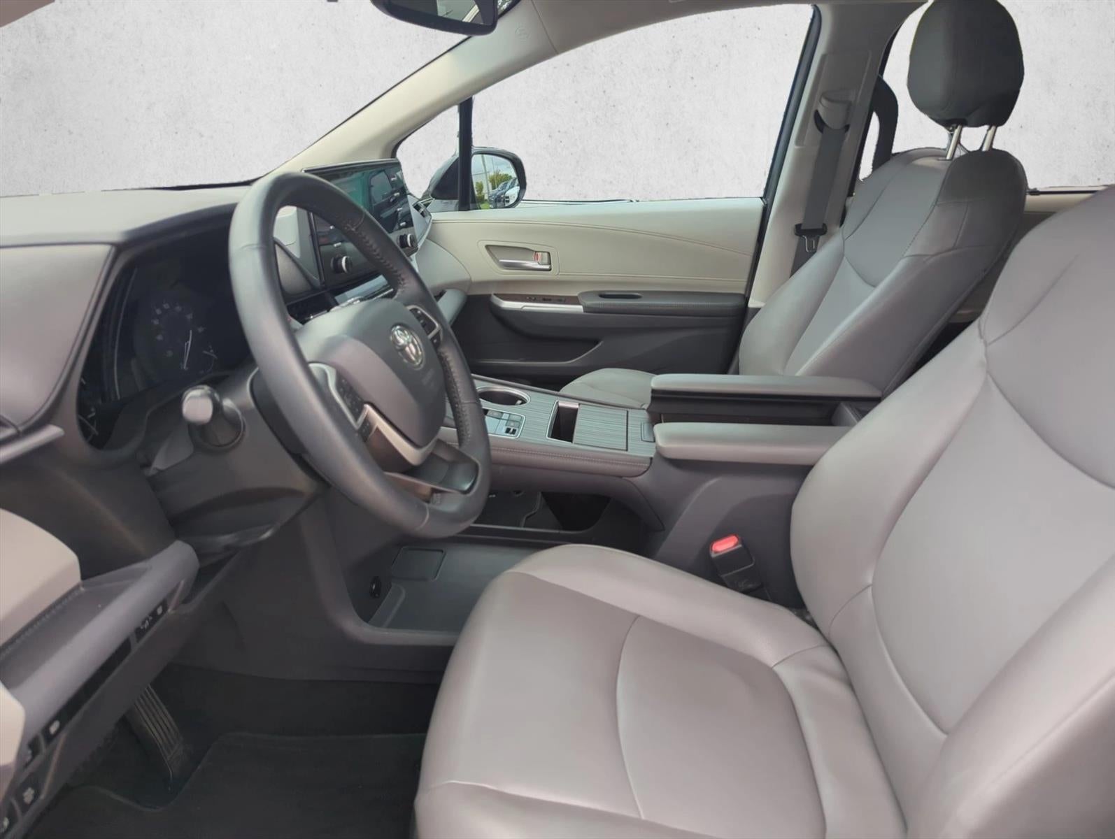 2022 Toyota Sienna XLE FWD 8-Passenger (Natl)