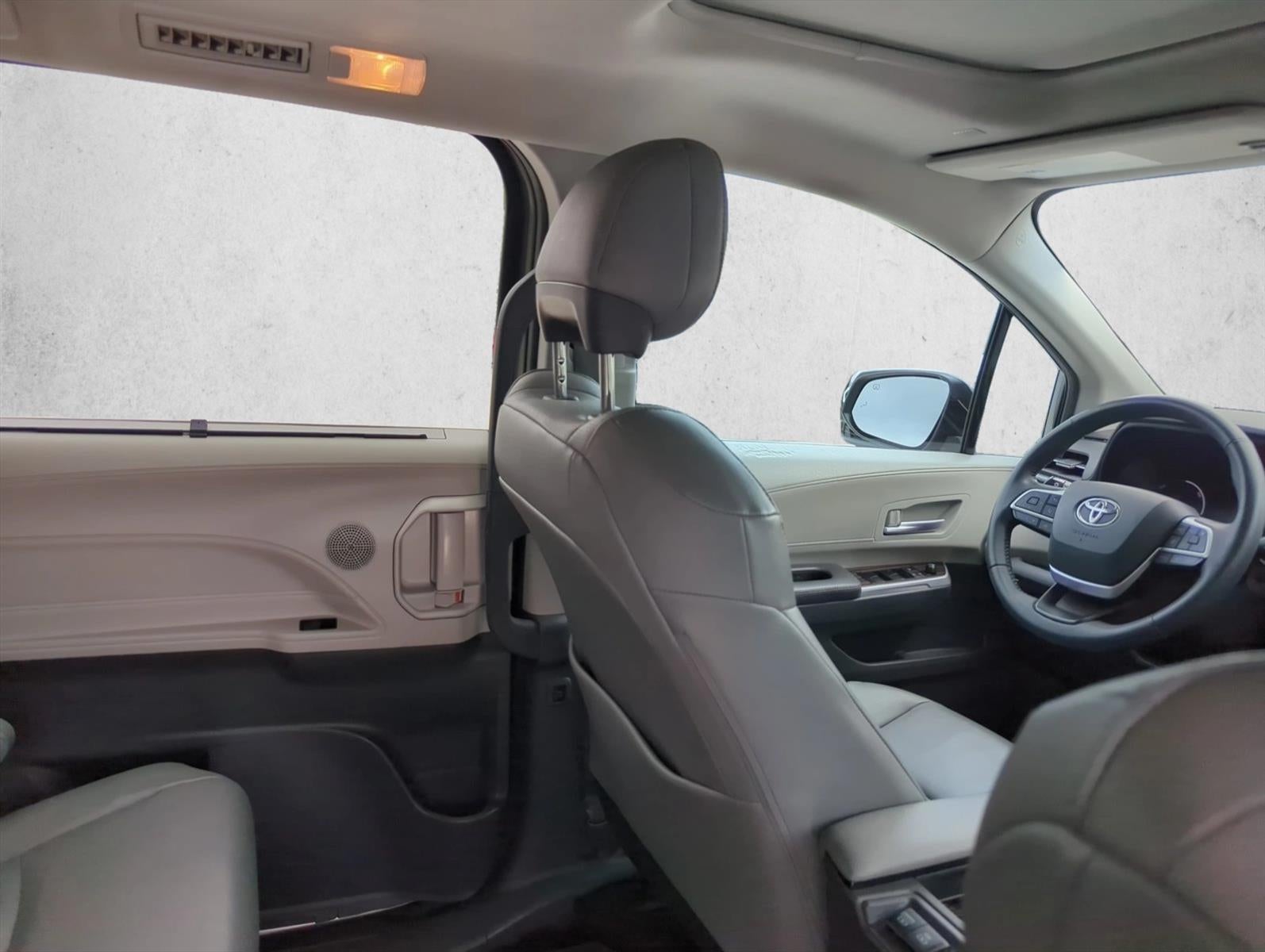 2022 Toyota Sienna XLE FWD 8-Passenger (Natl)