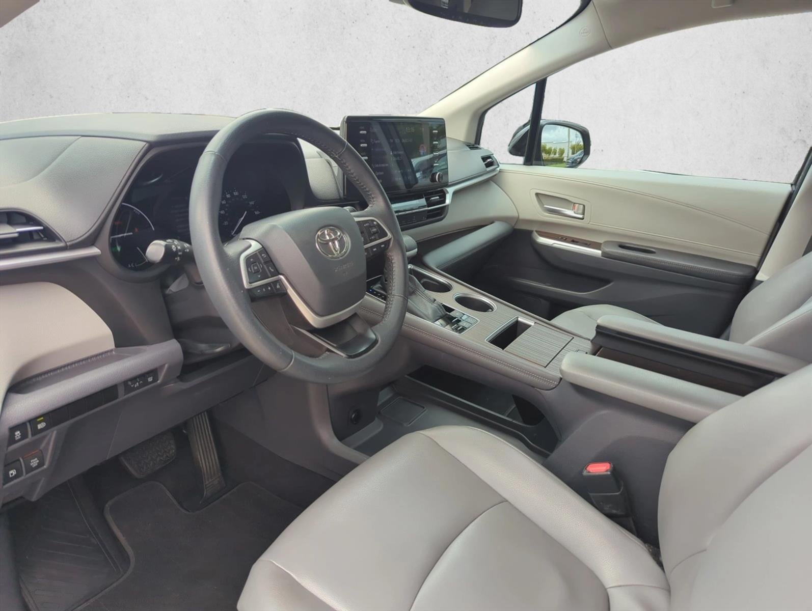 2022 Toyota Sienna XLE FWD 8-Passenger (Natl)