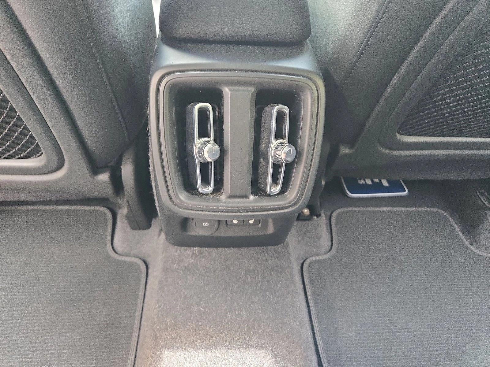 2022 Volvo XC40 T5 AWD R-Design