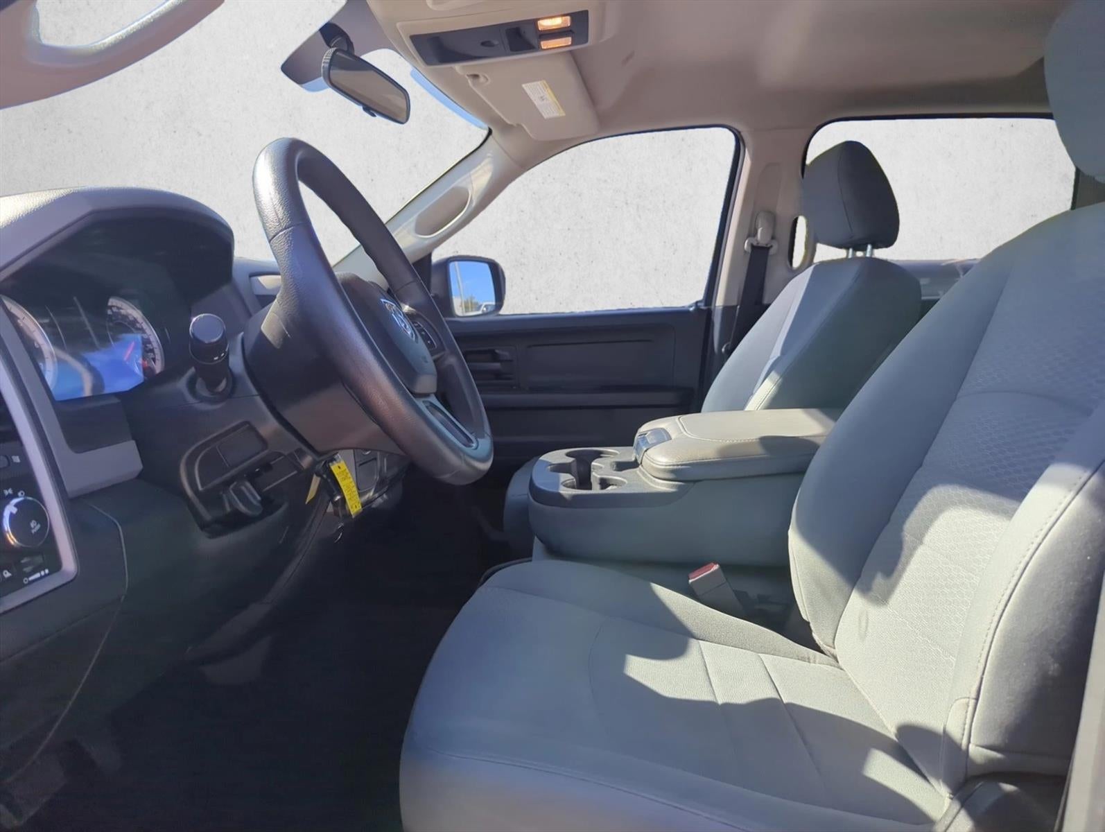 2018 RAM 1500 Express 4x2 Crew Cab 5'7" Box