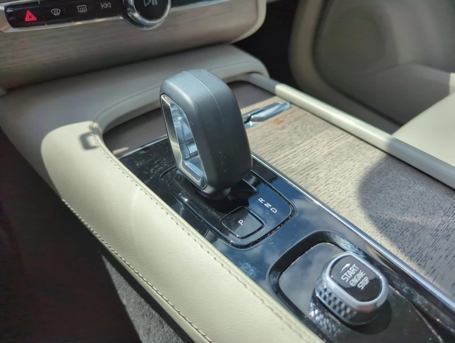 2024 Volvo XC90 B5 AWD Plus Bright Theme 7P