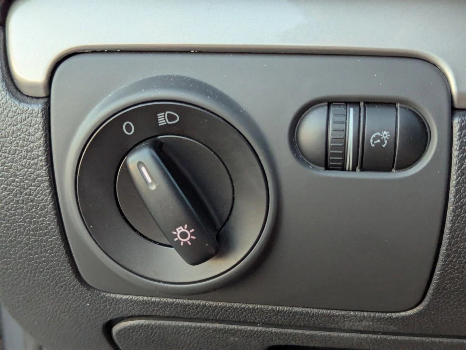 2013 Volkswagen Golf 2dr HB Auto PZEV