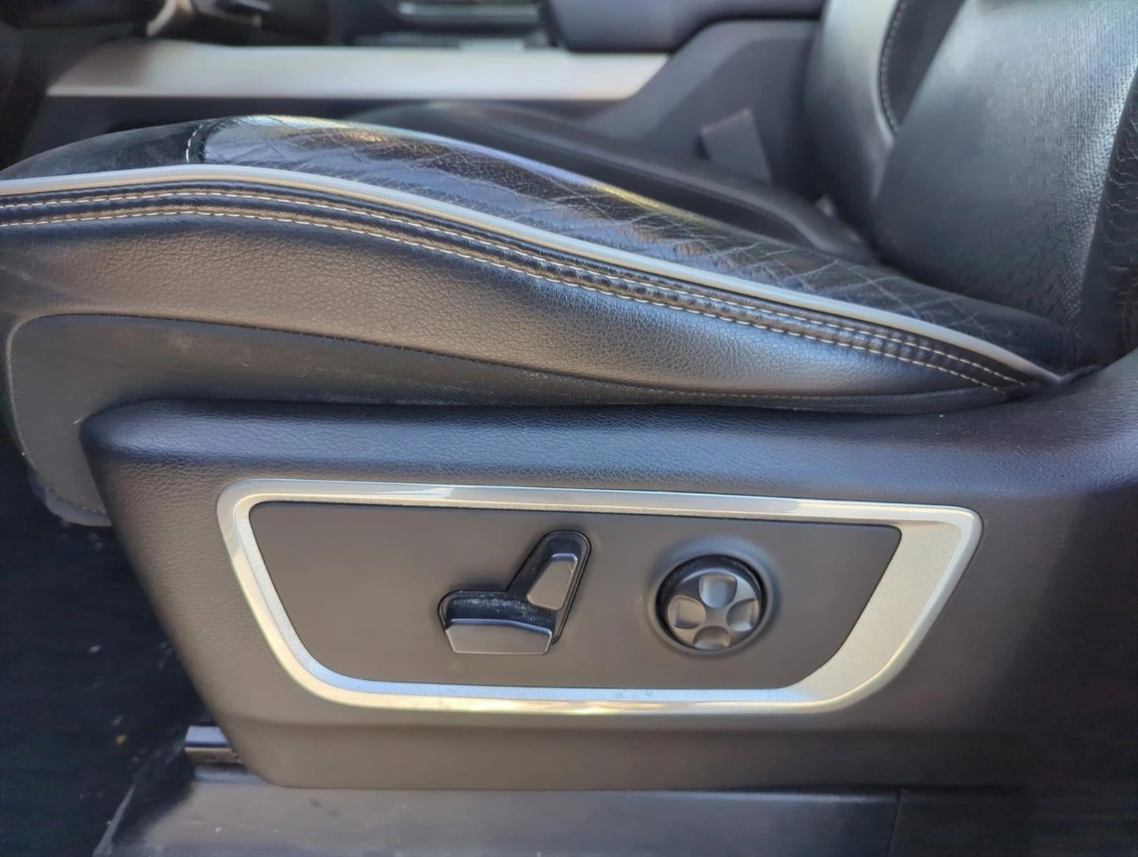 2019 RAM 1500 Laramie 4x4 Crew Cab 5'7" Box