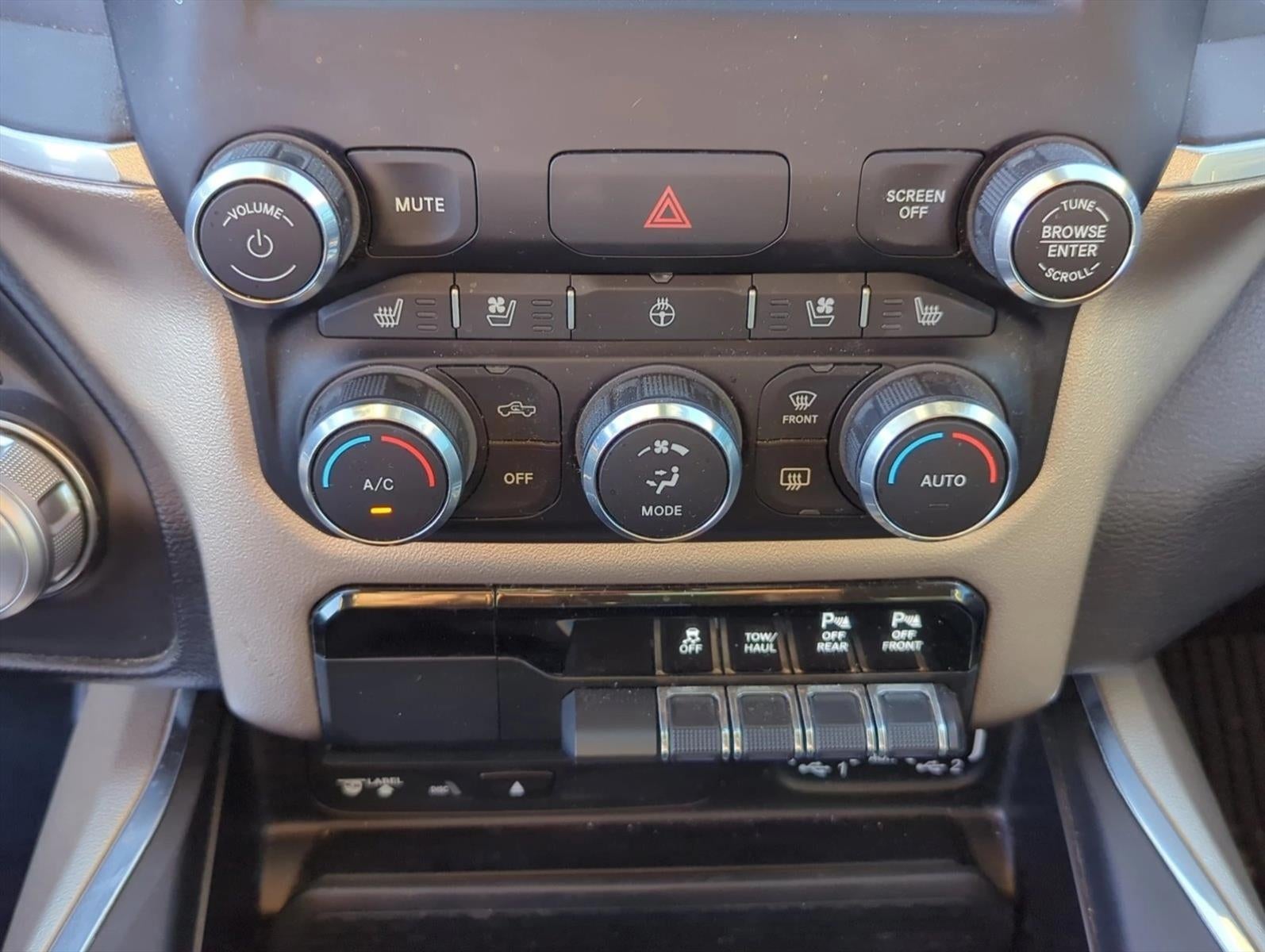 2019 RAM 1500 Laramie 4x4 Crew Cab 5'7" Box