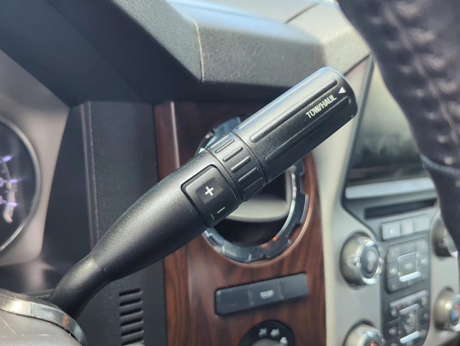 2016 Ford Super Duty F-350 DRW 4WD Crew Cab 8 Ft Box Lariat