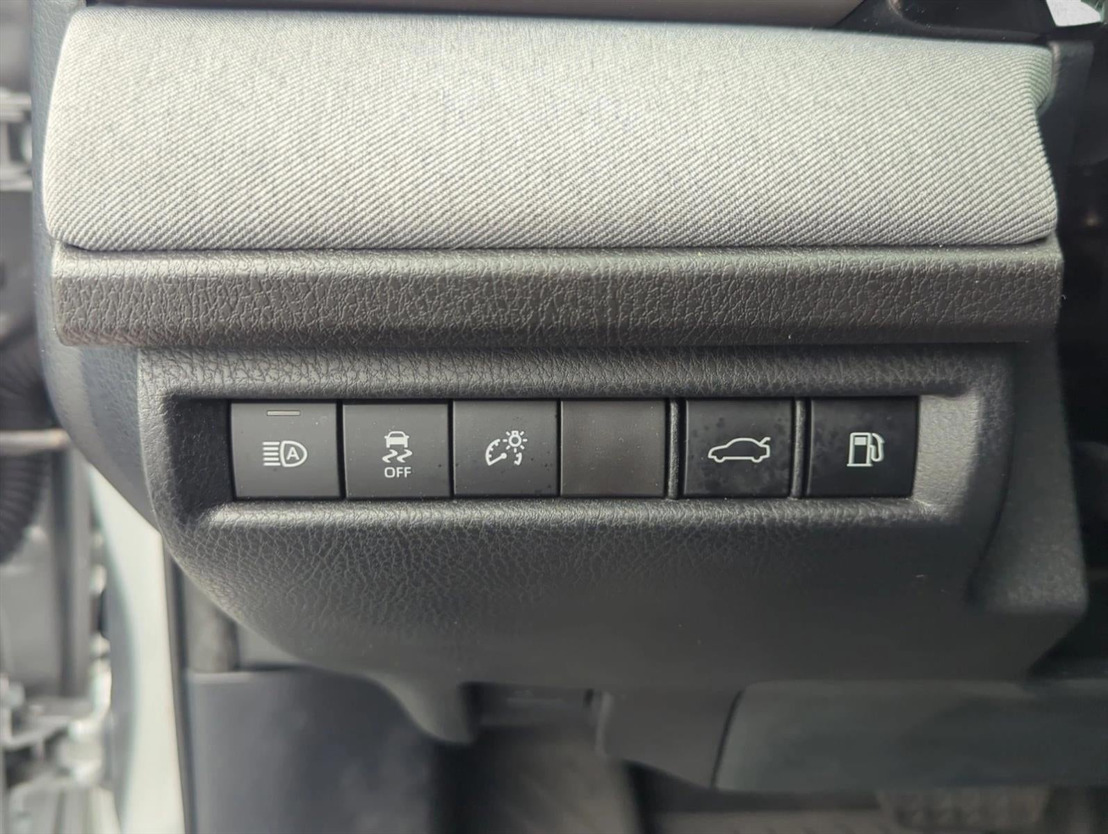 2025 Toyota Camry LE (SE)