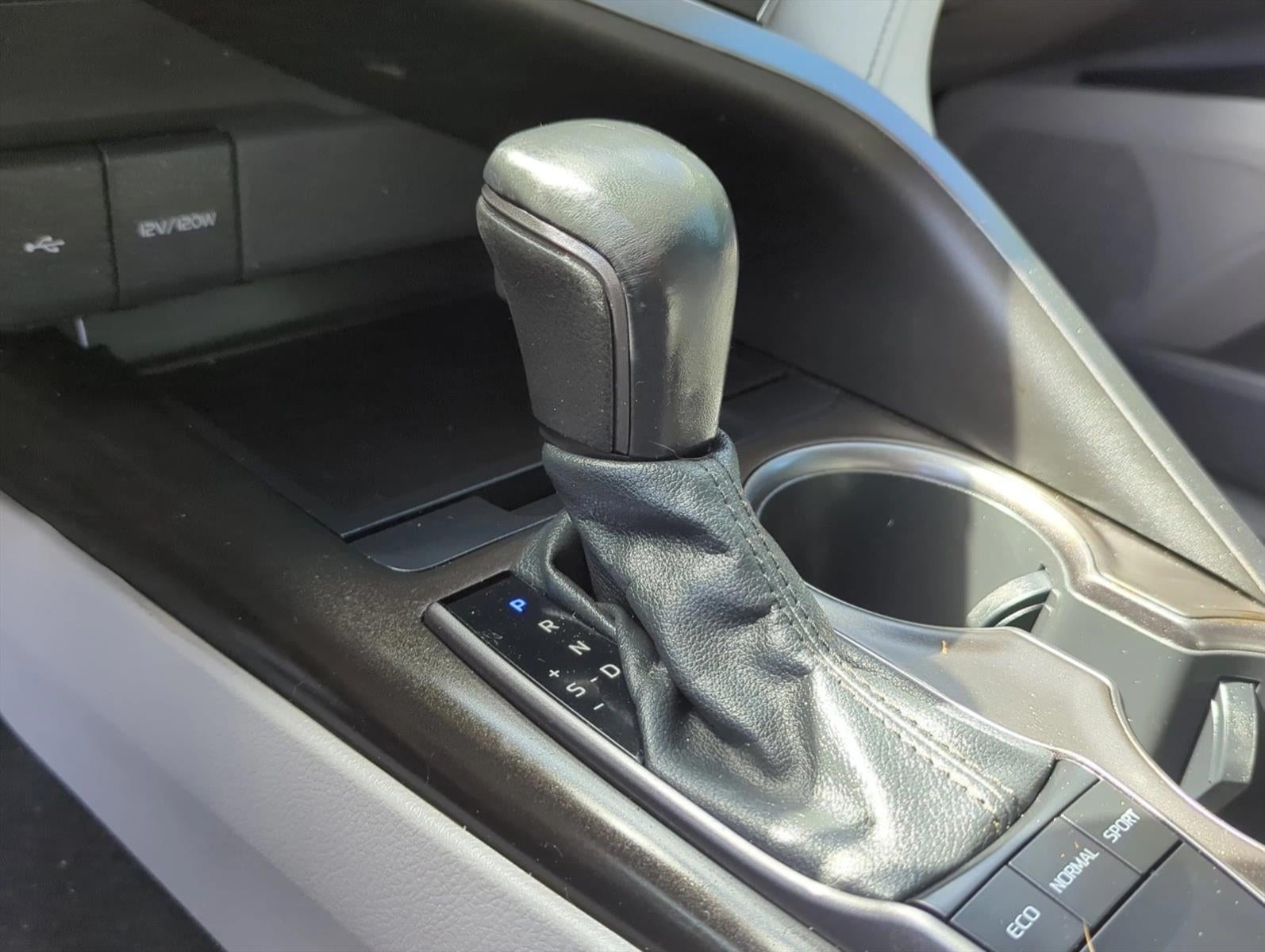 2022 Toyota Camry SE Auto (SE)