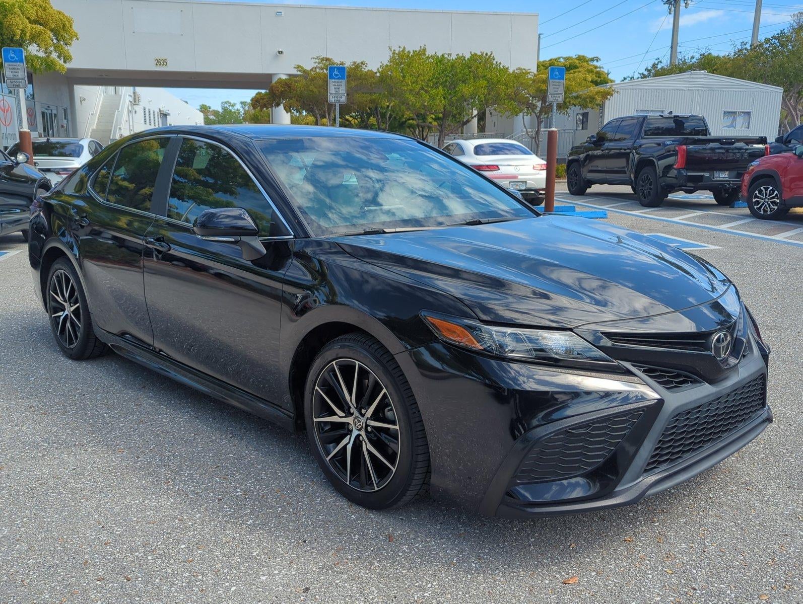 2022 Toyota Camry SE Auto (SE)