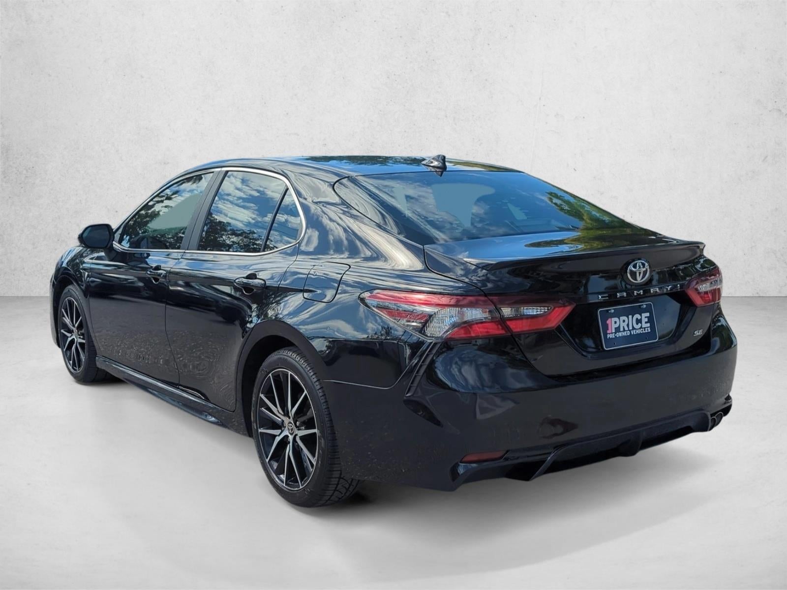 2022 Toyota Camry SE Auto (SE)