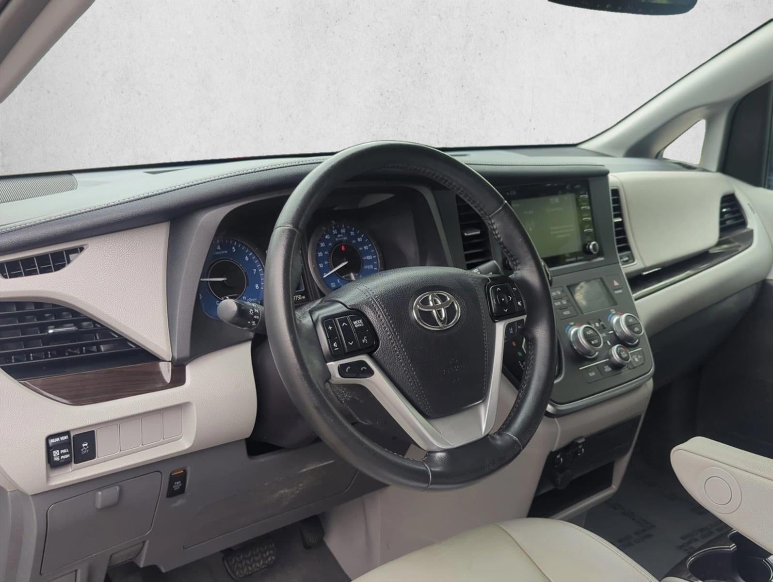 2019 Toyota Sienna XLE FWD 8-Passenger (Natl)
