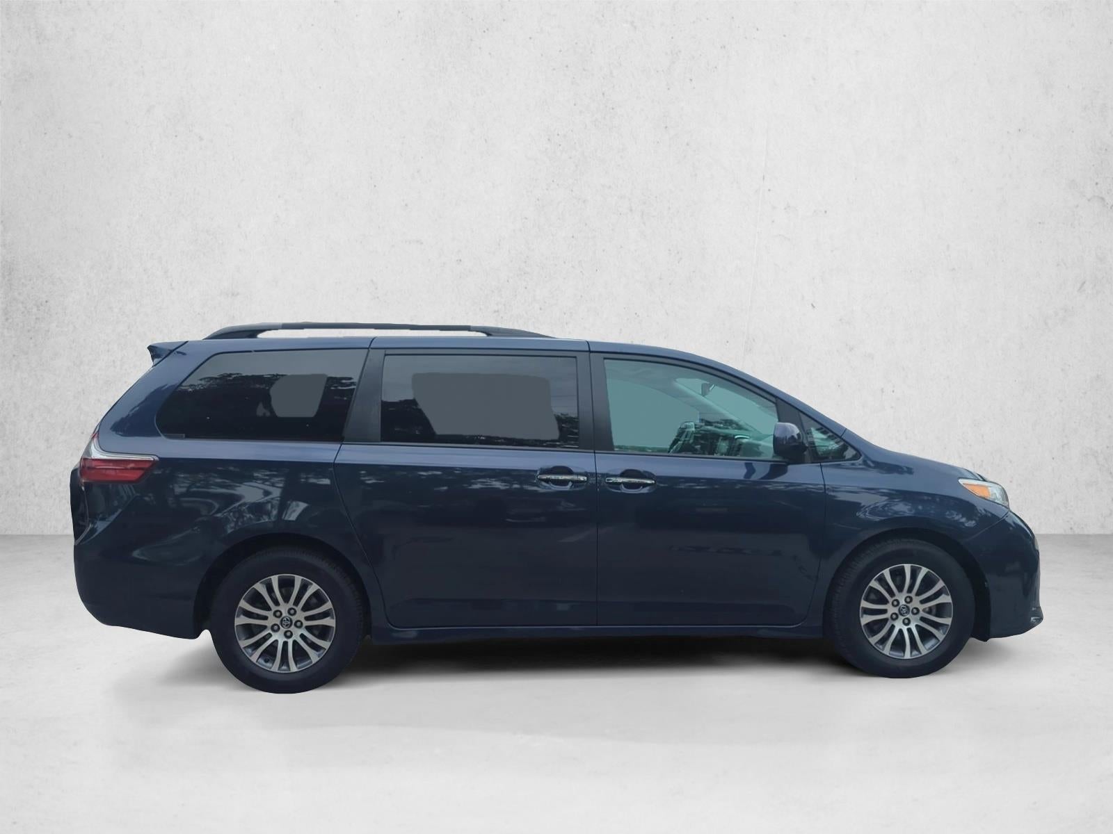 2019 Toyota Sienna XLE FWD 8-Passenger (Natl)