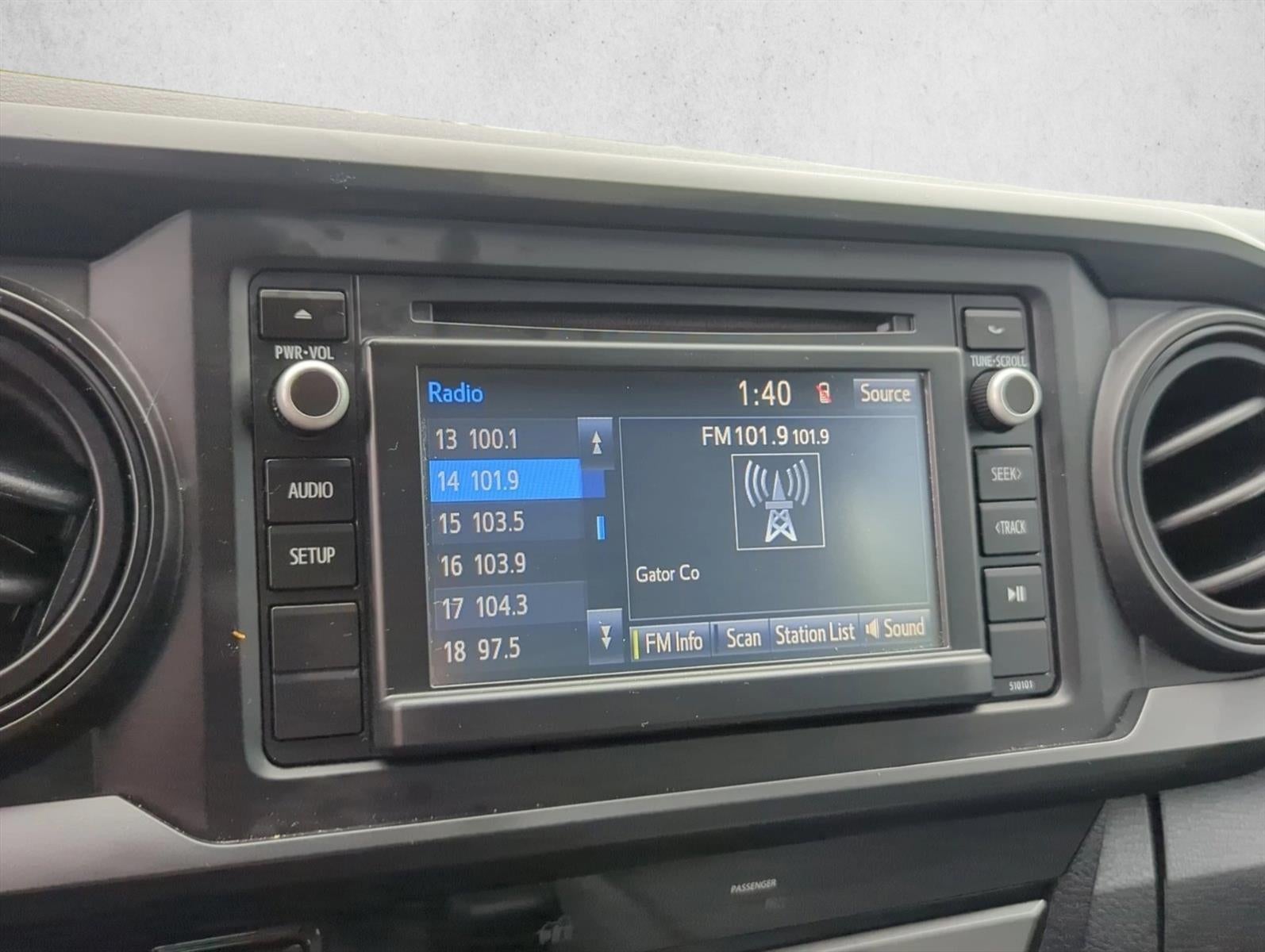 2017 Toyota Tacoma SR Double Cab 5' Bed I4 4x2 AT (GS)