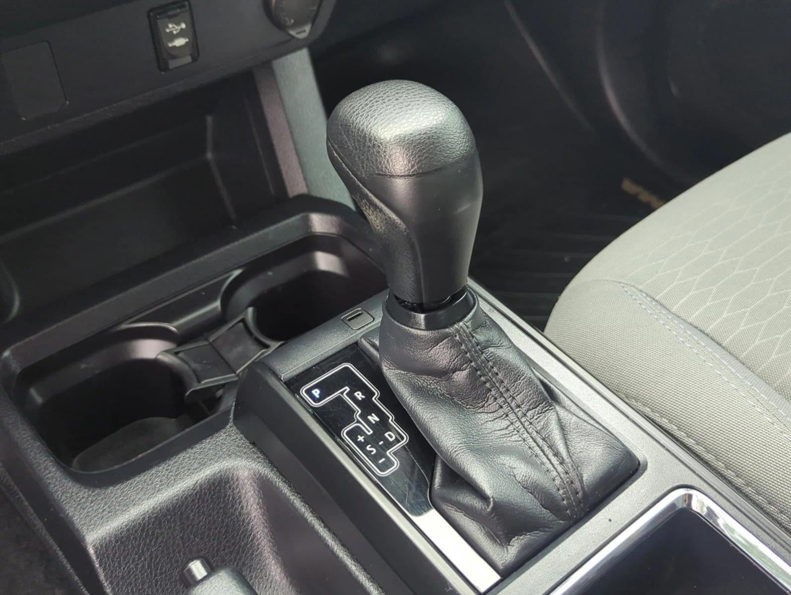 2017 Toyota Tacoma SR Double Cab 5' Bed I4 4x2 AT (GS)