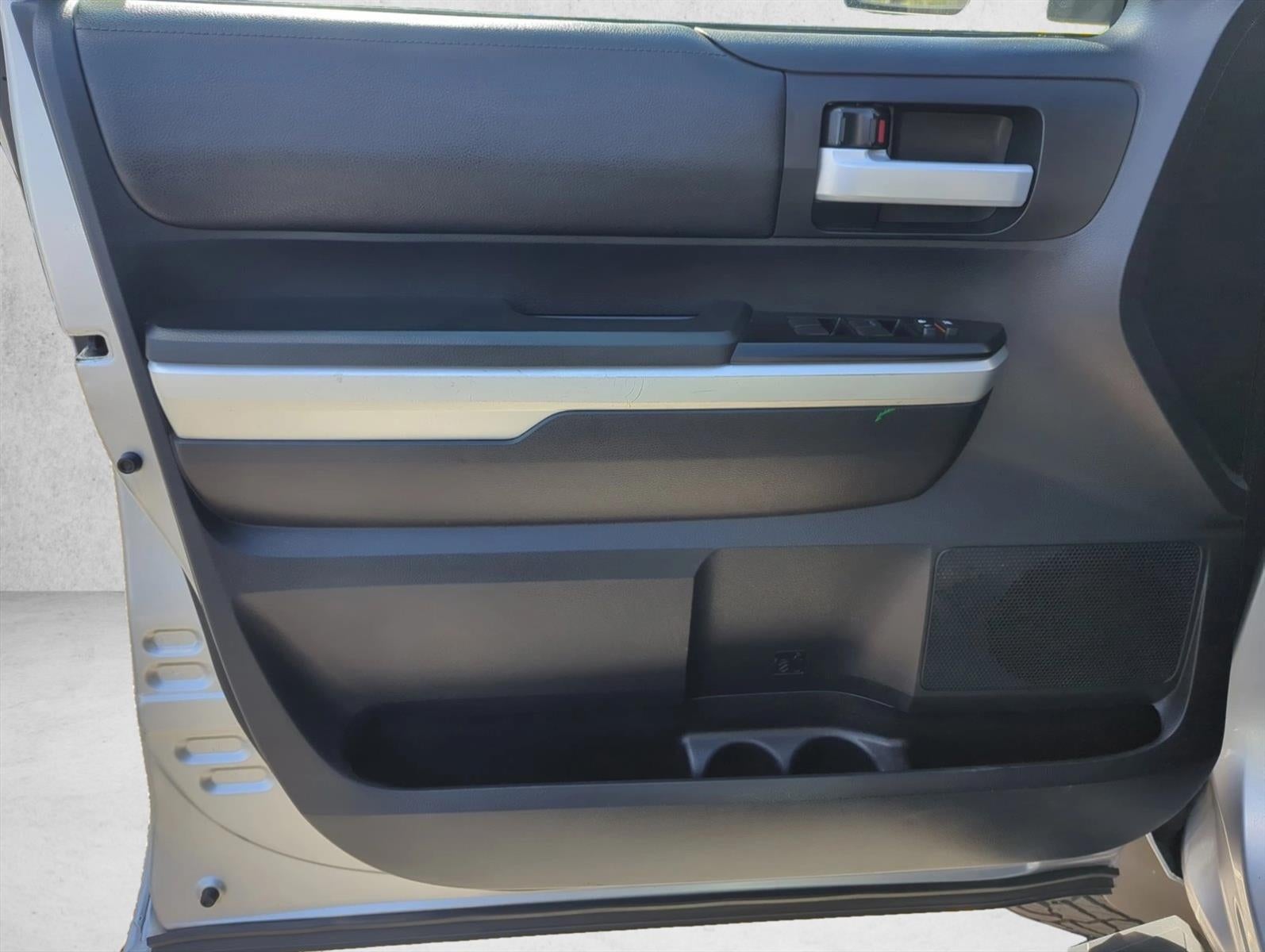 2016 Toyota Tundra 2WD Truck 2WD CrewMax Short Bed 5.7L FFV SR5 (SE)