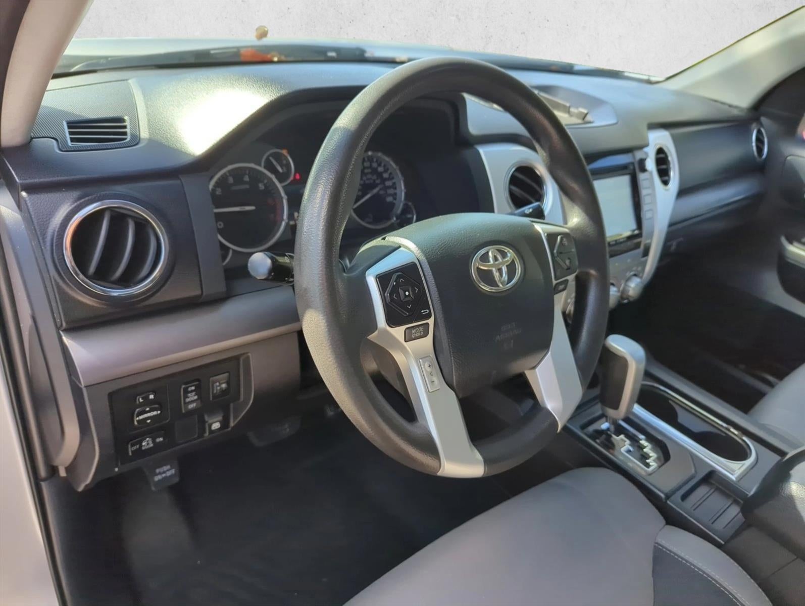 2016 Toyota Tundra 2WD Truck 2WD CrewMax Short Bed 5.7L FFV SR5 (SE)