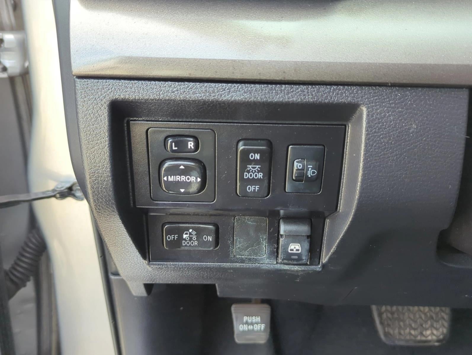 2017 Toyota Tundra 2WD 2WD SR5 CrewMax 5.5' Bed 5.7L FFV (SE)