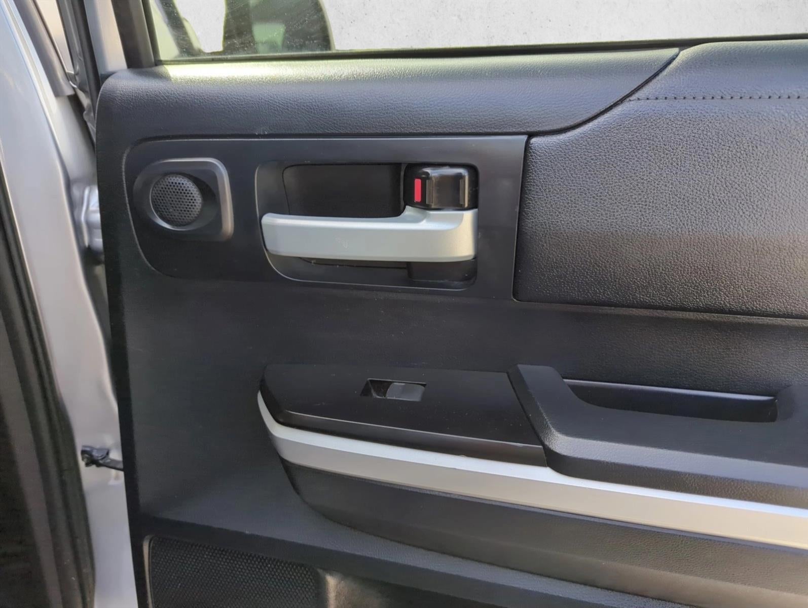 2017 Toyota Tundra 2WD 2WD SR5 CrewMax 5.5' Bed 5.7L FFV (SE)