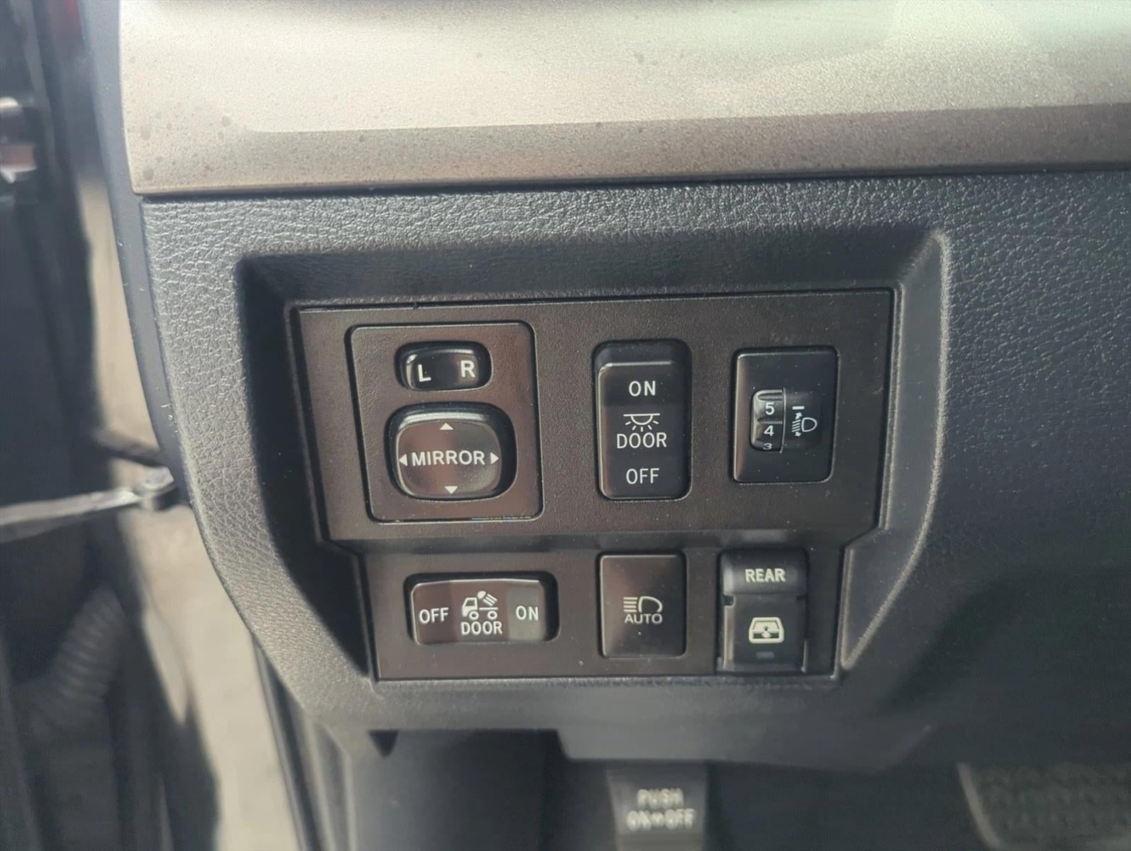 2019 Toyota Tundra 2WD 2WD SR5 CrewMax 5.5' Bed 5.7L (SE)