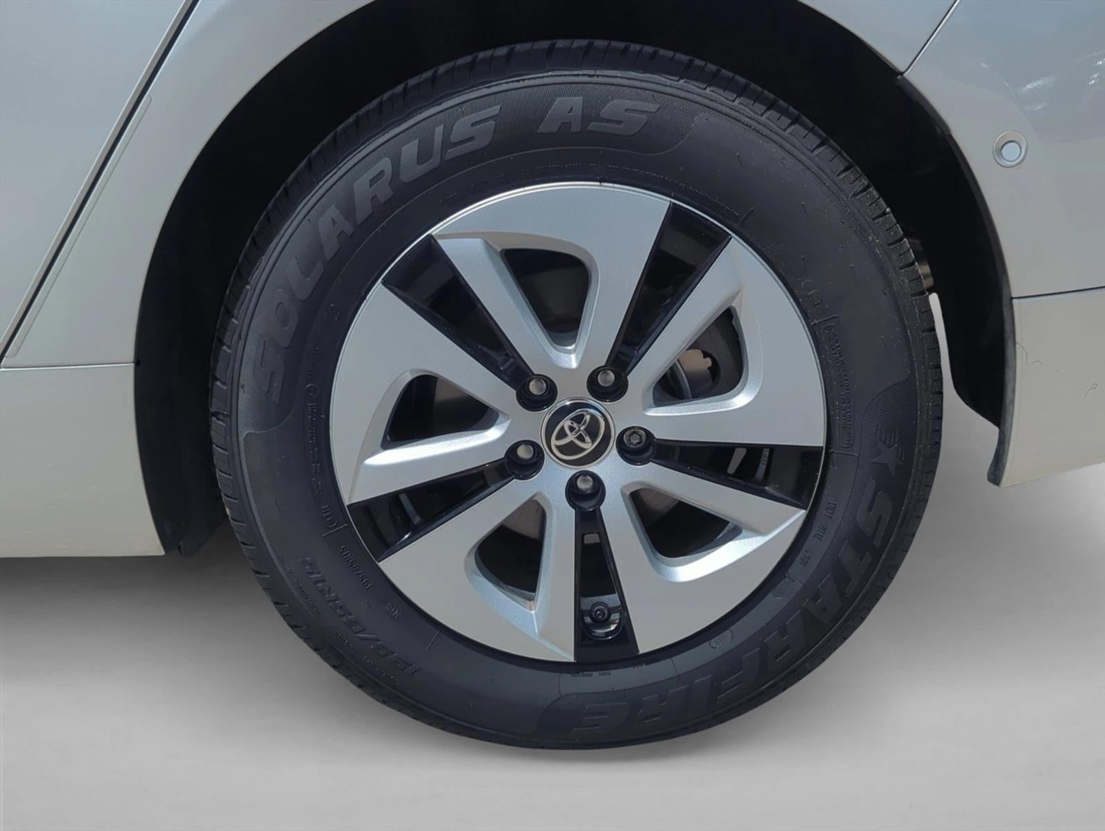 2018 Toyota Prius Three (Natl)