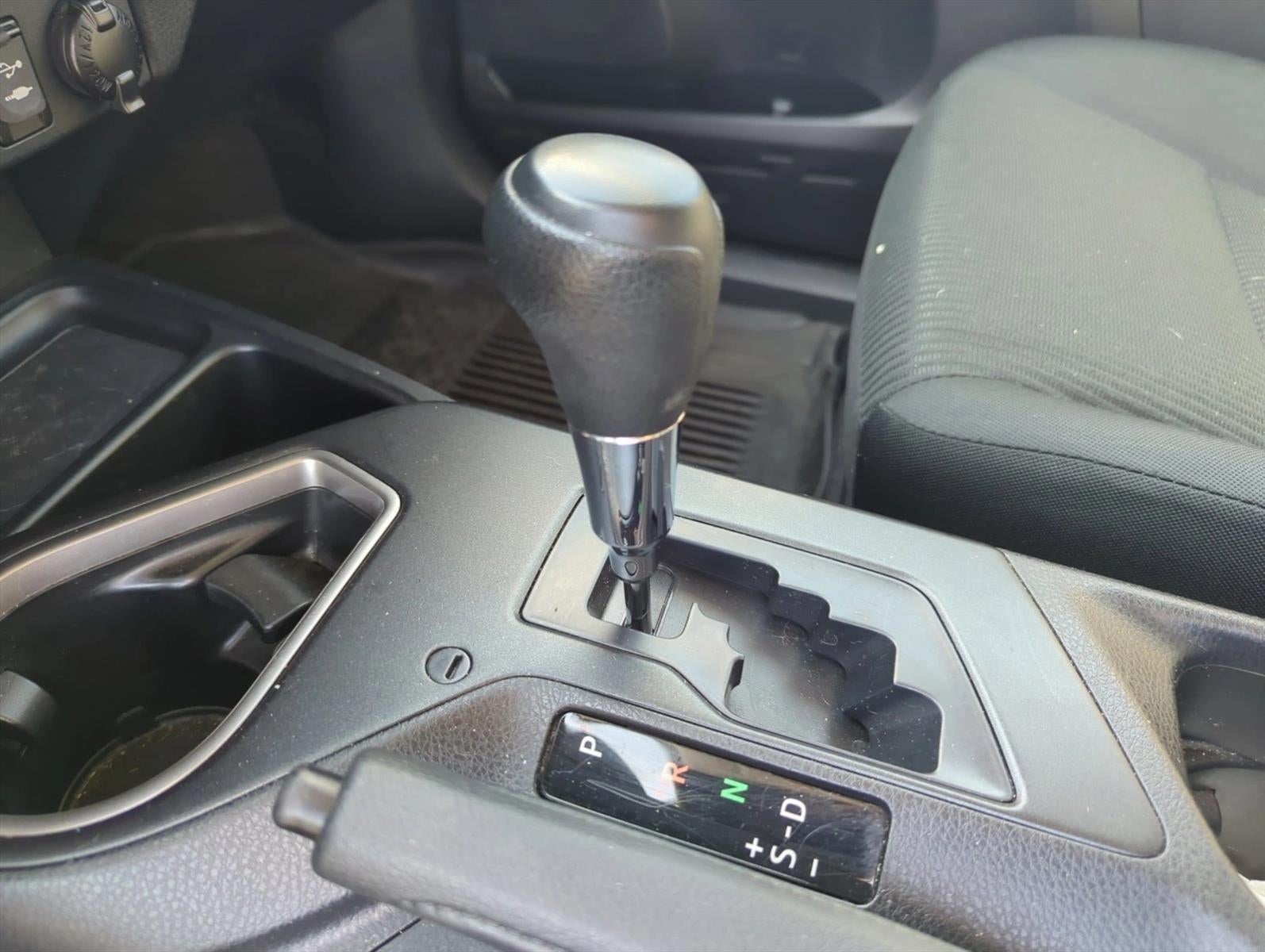 2017 Toyota RAV4 LE FWD (GS)