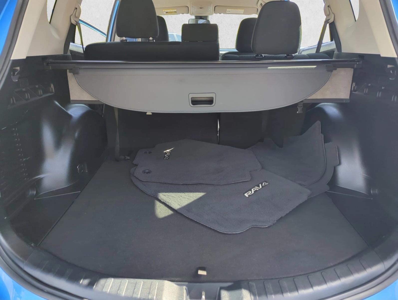 2018 Toyota RAV4 LE FWD (GS)