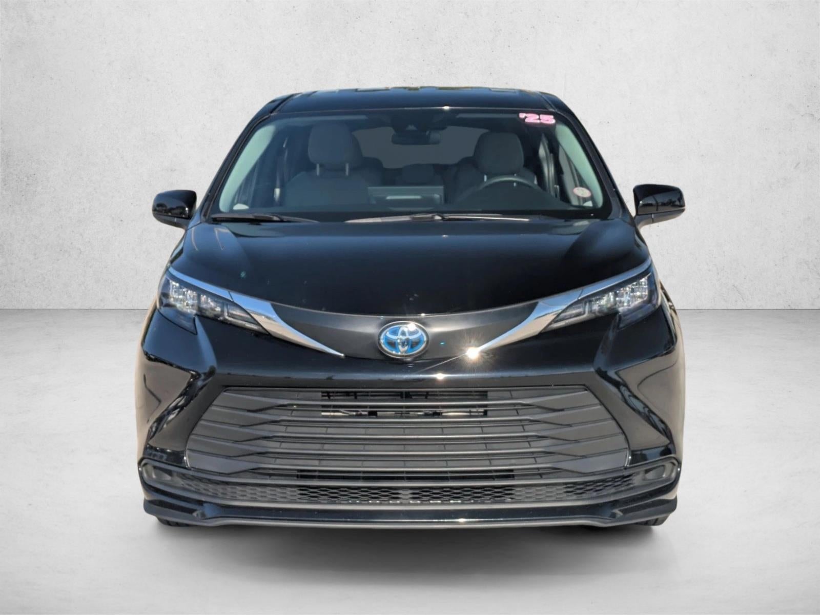 2025 Toyota Sienna LE FWD 8-Passenger (Natl)