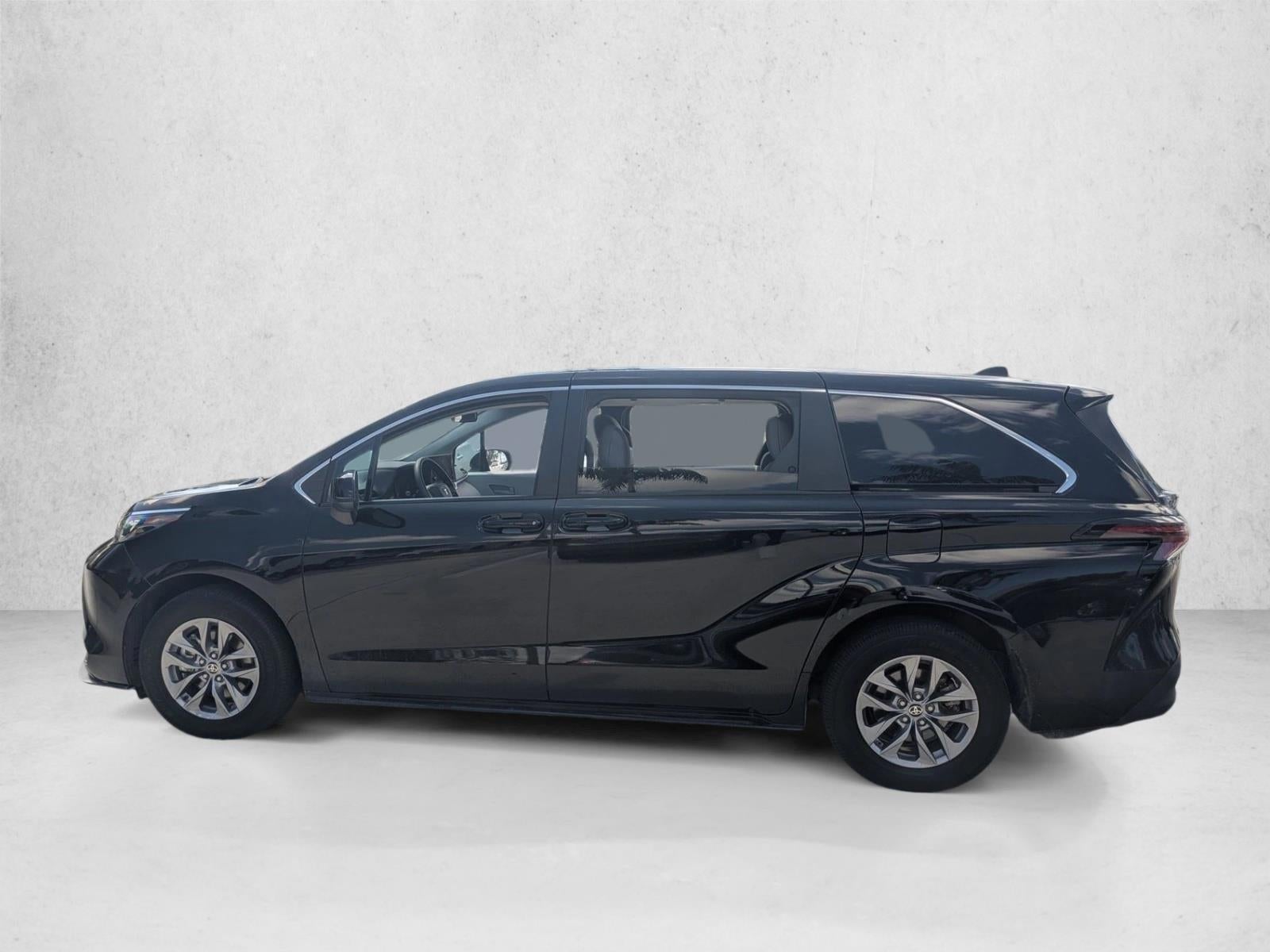 2025 Toyota Sienna LE FWD 8-Passenger (Natl)